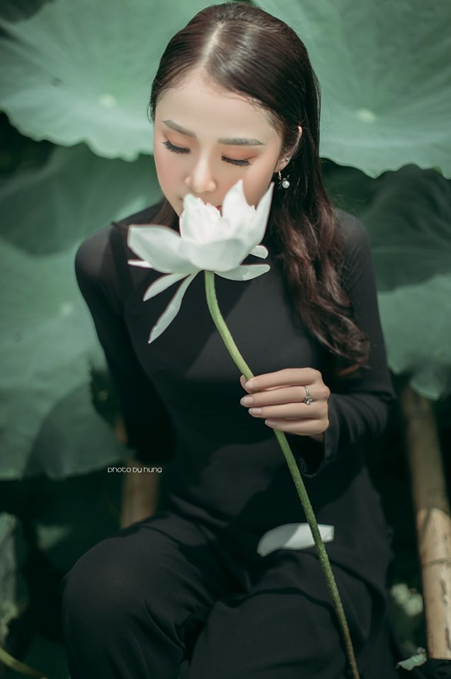 Không chỉ có thế, nhan sắc xinh xắn của bạn mẫu ảnh cũng khiến nhiều người chú ý. Được biết đó là một cô nàng khá nổi tiếng trên MXH Hồ Phương Linh - Hoa khôi tài sắc Việt Nam 2017.