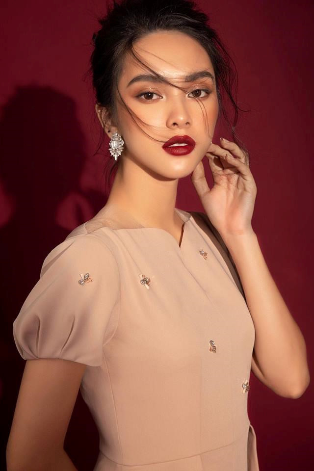 Ngay sau khi xuất hiện, dân mạng dành lời khen ngợi cho nhan sắc của Quỳnh Lương như "gương mặt thanh tú", "kiêu sa" và "đẹp cuốn hút".