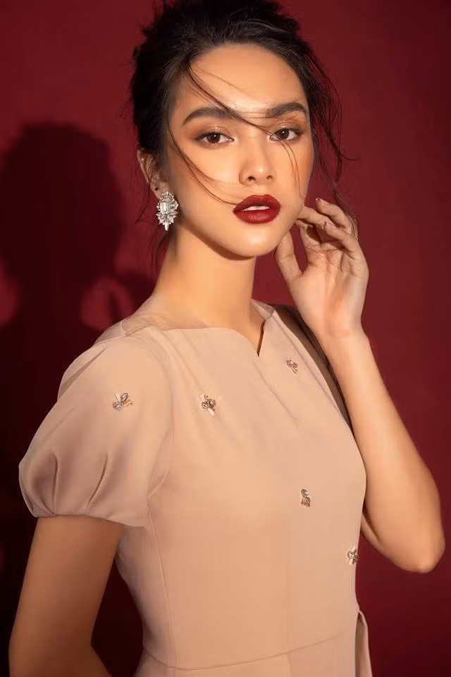 Ngay sau khi xuất hiện, dân mạng dành lời khen ngợi cho nhan sắc của Quỳnh Lương như "gương mặt thanh tú", "kiêu sa" và "đẹp cuốn hút".