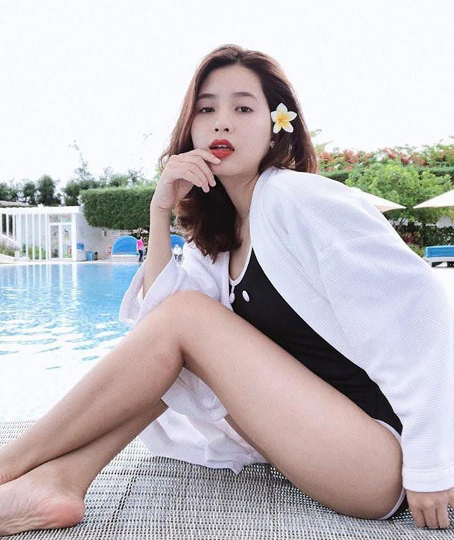 Trong MV Sóng gió của Jack, người ta chú ý tời "bóng hồng" Trần Nguyễn Thiên An. Với gương mặt được nhận xét xinh nhẹ nhàng, cô gái sinh năm 1998 nhanh chóng được dân mạng tìm kiếm.