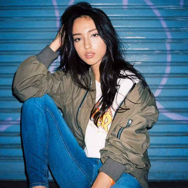 MV Hãy trao cho anh của Sơn Tùng M-TP gây tiếng vang lớn không chỉ bởi sự xuất hiện của rapper nổi tiếng Snoop Dogg mà còn có dàn mỹ nhân nóng bỏng. Trong đó, cái tên Taylor Tran (25 tuổi) là người mẫu, chuyên gia trang điểm và vũ công hip hop tại Mỹ.