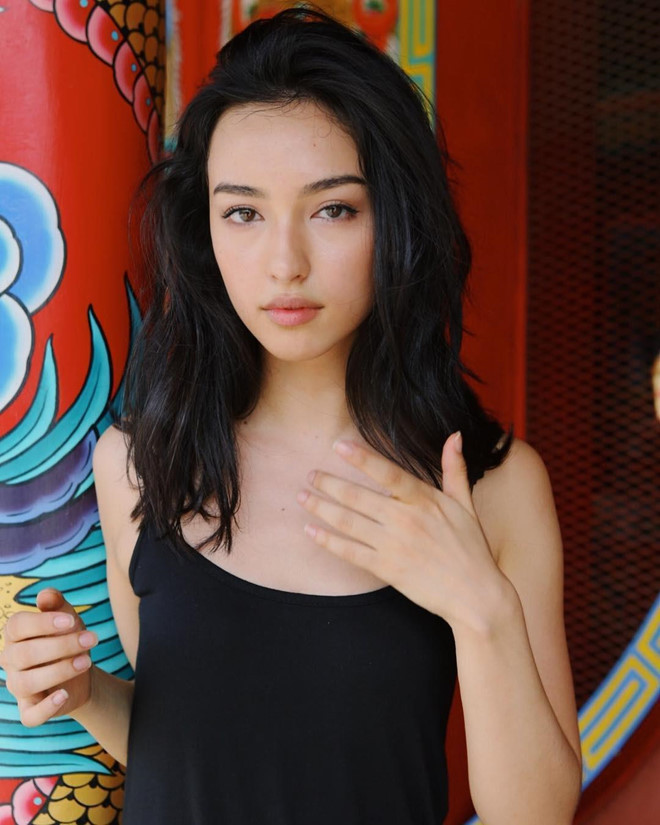 Taylor Trần sở hữu chiều cao 1,7 m, vóc dáng mảnh mai, gương mặt lai Á - Âu xinh đẹp, ngọt ngào.