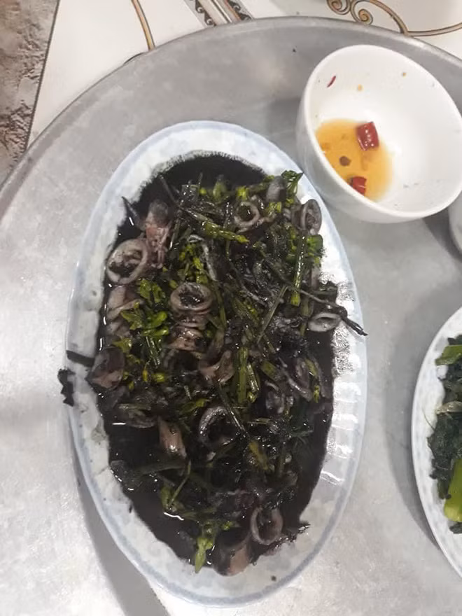 Mới đây trên mạng xã hội, một chị vợ đã khoe chiến tích của chồng vào bếp. Cụ thể, một anh xã chiêu đãi vợ món "mực xào hoa thiên lý" nhưng thay vì những miếng mực trắng giòn thơm nức mũi và hoa thiên lý xanh mướt thì cô vợ lại được chứng kiến nguyên chiếc đĩa đen đúng màu mực.