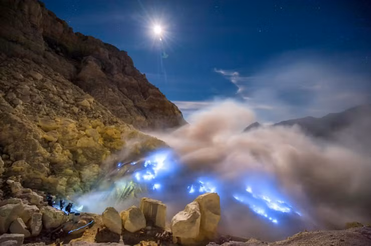 Núi St. Helens, Washington, Hoa Kỳ: Vụ phun trào núi lửa từ năm 1980 là một trong những vụ tàn phá nặng nề nhất ở Mỹ. Chỉ cách Seattle 154 km, vụ phun trào đã giết chết nhiều người dân, phá hủy 298 km đường cao tốc và lấy đi một đỉnh núi hình nón, để lại một miệng núi lửa. Mặc dù có nhiều cảnh báo về việc núi lửa vẫn đang hoạt động, nhưng các chuyến tham quan bằng trực thăng và Đài quan sát Johnston Ridge vẫn thu hút nhiều du khách đến khu vực miền núi Washington này.