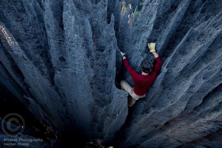 Núi lửa Kawah Ijen, Đông Java, Indonesia: Ijen là một miệng núi lửa rộng 20 km, nơi chứa nhiều núi lửa trong đó. Một trong số đó là núi lửa Kawah Ijen, chứa đầy lưu huỳnh. Khi nó cháy sẽ xuất hiện ngọn lửa màu xanh rất ma quái, đặc biệt là vào ban đêm.