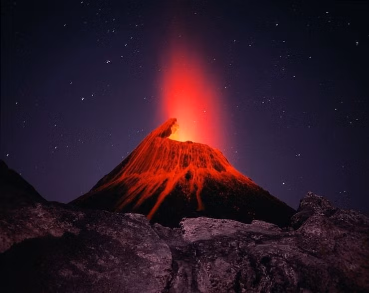 Hồ Natron, Tanzania: Là một hồ muối rất nông và rất nguy hiểm cho những ai mạo hiểm nhảy xuống hồ tắm hoặc lội. Nhiệt độ có thể đạt tới 60ºC và mức ph của nó là 10. Tuy nhiên, màu đỏ hiếm có của nó khiến hồ Natron trở thành một điểm đến rất độc đáo và đẹp. Màu sắc thay đổi từ cam sang đỏ, sang hồng và được tạo thành bởi vi khuẩn và các vi sinh vật khác.