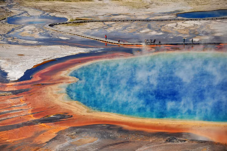 The Grand Prismatic Spring, Wyoming, Mỹ: Suối nước nóng lớn nhất nước Mỹ rộng 113 m được tìm thấy ở Công viên quốc gia Yellowstone. Nó có tên do màu sắc ánh kim rực rỡ, giống như màu sắc của cầu vồng: đỏ, cam, vàng, xanh lá cây và xanh dương. Hiệu quả là do vi khuẩn trong nước tạo thành. Màu sắc của vòng nhẫn này thay đổi mỗi mùa, ngoại trừ trung tâm, không có vi khuẩn do nhiệt độ khắc nghiệt 70 ° C.