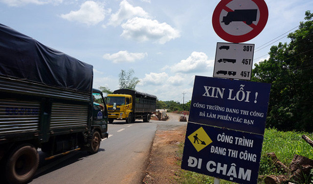 Cảnh báo đoạn đường nguy hiểm do đang thi công cũng phải lễ phép và có văn hóa.