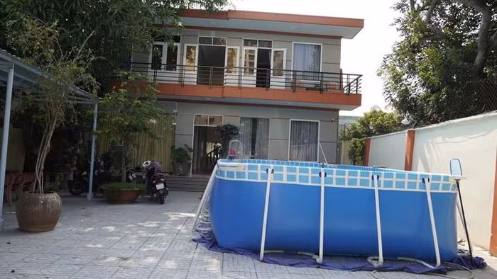 Thue villa co ca be boi, san vuon, khach nu 