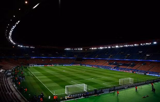 Parc des Princes hay còn biết với cái tên SVĐ Công viên các Hoàng tử là sân nhà của CLB giàu có PSG. Bằng sự hiện đại và khang trang của mình, nó đã được chọn làm 1 trong 10 sân đấu chính thức của kỳ Euro được tổ chức tại Pháp. Nơi đây sẽ diễn ra 4 trận đấu vòng bảng, 1 trận vòng 1/16.