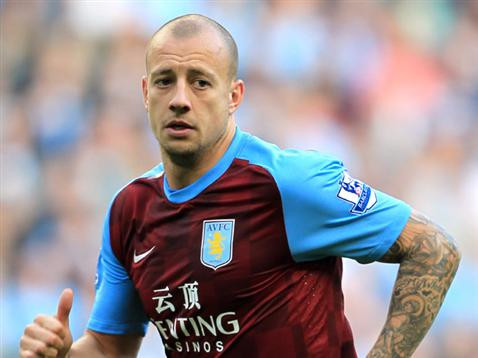 Hậu vệ Alan Hutton mắc sai lầm nghiêm trọng khi đá phản lưới nhà trong trận đấu mà CLB Aston Villa đón tiếp đội khách Watford trên nhà Villa Park. Chính pha đá phản lưới nhà của Alan Hutton khiến Aston Villa thua chung cuộc với tỷ số 2-3.