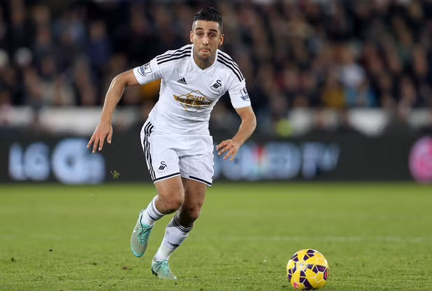 Trong chuyến làm khách của Swansea trên sân Anfield của Liverpool, hậu vệ Neil Taylor đã mắc sai lầm nghiêm trọng. Neil Taylor để bóng chạm tay trong khu vực 16m50, dẫn đến việc đội chủ nhà Liverpool được hưởng quả penalty.