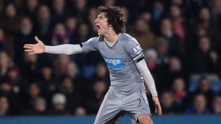 Trong trận làm khách trên sân Selhurst Park của Crystal Palace, Fabricio Coloccini không hoàn thành nhiệm vụ chỉ huy hàng phòng ngự Newcastle và hậu quả đó là "Chích chòe" đã bị bắn hạ với 5 viên đạn.