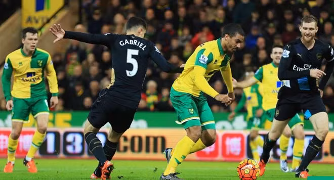 Gabriel được tung vào sân thay Koscielny do dính chấn thương. Tuy nhiên hậu vệ người Brazil đã để lại thất vọng lớn khi liên tục mắc lỗi vị trí khiến Arsenal để thua Norwich tại vòng 14 giải Ngoại hạng Anh 2015/2016.