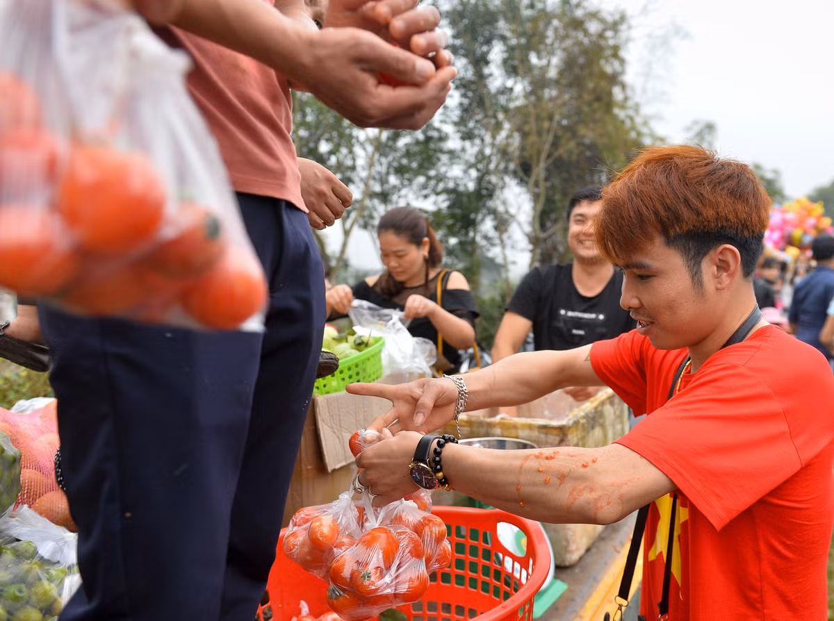 Những quả cà chua được bẻ đôi, bẻ ba hoặc làm dập trước khi ném. Người ta quan niệm những dấu cà chua đỏ tươi trên trang phục giới trẻ như mang tới niềm tin, hy vọng vào một năm gặp thật nhiều may mắn.