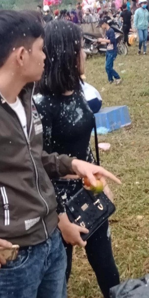 Tuy nhiên, mới đây trên mạng xã hội xuất hiện những hình ảnh một số người tham gia vào lễ hội chợ Chuộng bị ném trứng thối vào người được đăng tải khiến nhiều CDM tỏ ra bức xúc.
