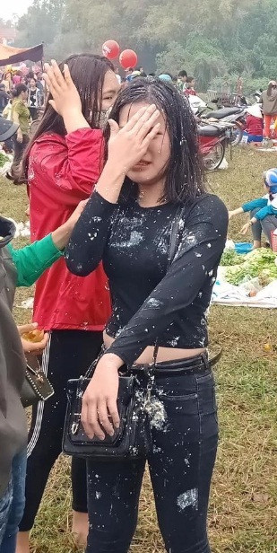 Bộ dạng nhem nhuốc của cô gái trẻ sau khi trở thành nạn nhân ở lễ hội chợ Chuộng.