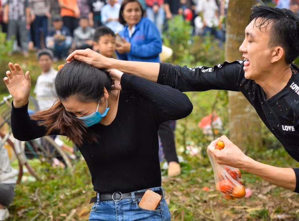 Dù cố gắng cũng không thoát được những quả cà chua và trứng thối trong lễ hội chợ Chuộng.