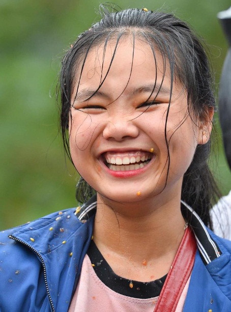 Đi tìm hiểu vấn đề này, nhiều người dân từng tham gia lễ hội chợ Chuộng cho biết, theo truyền thống vật được ném đi chỉ là cà chua. Nhưng do một số thành phần thiếu ý thức đã đưa vào trứng thối để ném khiến nhiều người bức xúc.