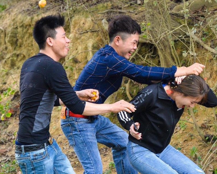 Những chàng trai cố chạy theo các cô gái để bán họ nhận hậu quả là nước từ những quả cà chua.