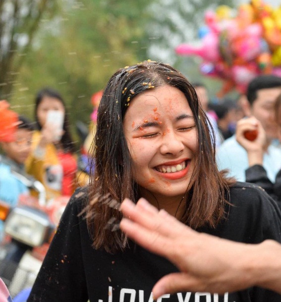 Có ý kiến cho rằng ném cà chua thì được, chứ trứng thối thì "ghê quá", "tắm cả tuần cũng chưa hết mùi"...