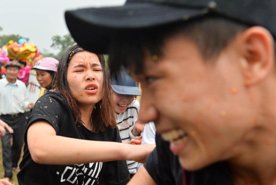 Đây là phiên chợ đặc biệt, mỗi năm chỉ họp một lần. Tại đây, mọi người ném cà chua về phía nhau để cầu may đầu năm.