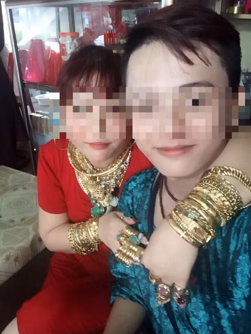 A Day Roi: Nu dai gia Thanh Hoa khoe vang deo day nguoi gay soc