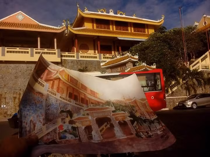 Điều đặc biệt, Lê Thị Út chưa từng học qua trường lớp đào tạo nào về hội họa và tất cả những thứ có được chỉ tích lũy qua kinh nghiệm và học lỏm qua những clip trên mạng xã hội.