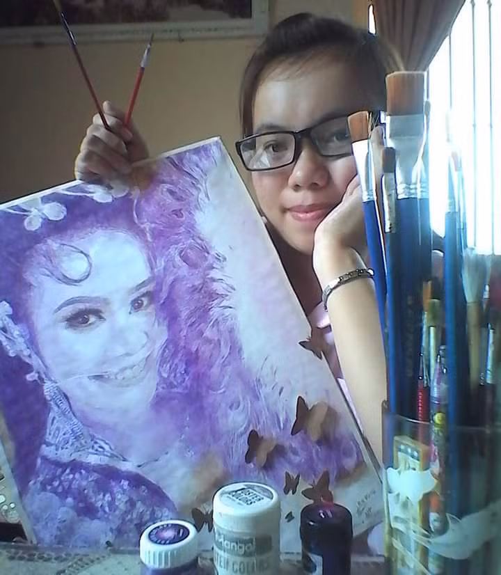 Trên thế giới đã có rất nhiều chất liệu được các họa sĩ hay người yêu nghệ thuật dùng để thể hiện những bức tranh. Nhưng tại Việt Nam, một nữ sinh Vũng Tàu đã thể hiện tài năng vẽ bằng tương ớt khiến ai cũng phải tròn mắt bất ngờ. Ảnh trong bài: Facebook nhân vật.