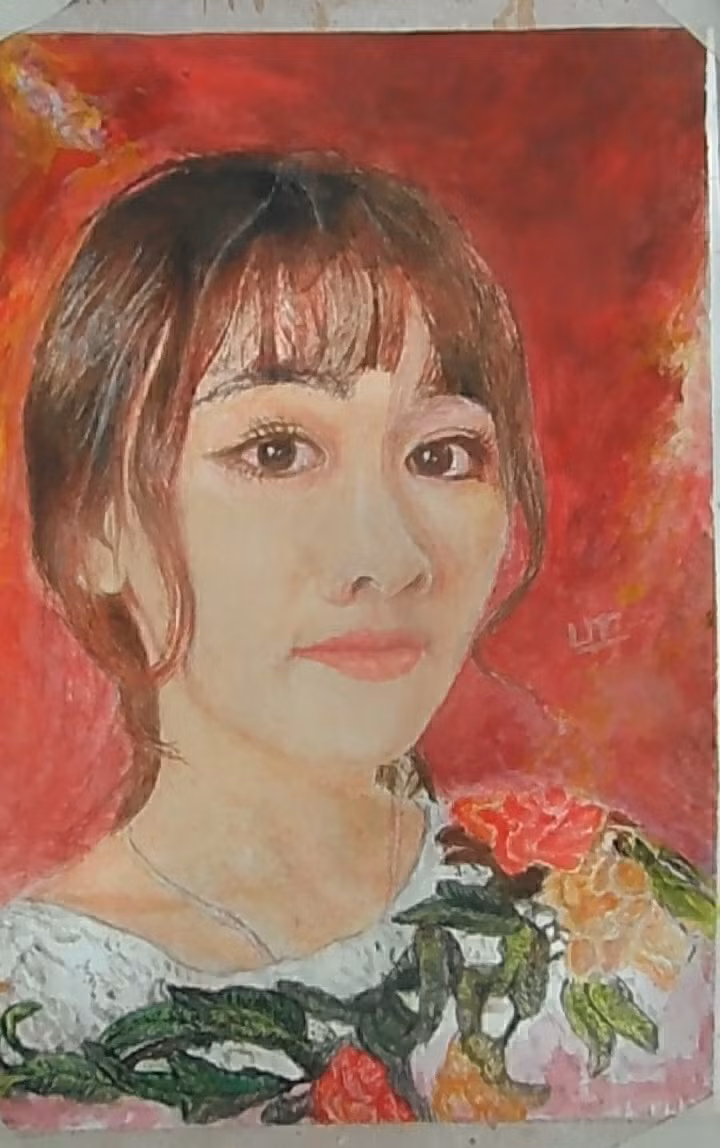 Cô gái Vũng Tàu vẽ tranh bằng tương ớt đó là Lê Thị Út (SN 1993), cô bạn này là cựu sinh viên chuyên ngành Tài chính Ngân hàng. Nhưng vì tình yêu với nghệ thuật hội họa nên cô nàng này chuyển hẳn sang nghiệp họa sĩ.