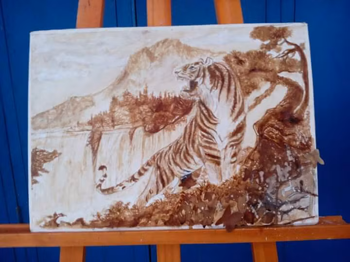 Cũng do không được đào tạo bài bản nên Lê Thị Út thời gian đầu cũng gặp không ít khó khăn. Việc vẽ đòi hỏi người vẽ tranh phải tập trung dựng hình vẽ đúng tỷ lệ, người vẽ phải xác định độ sáng tối cho chuẩn khi lên màu đánh bóng.