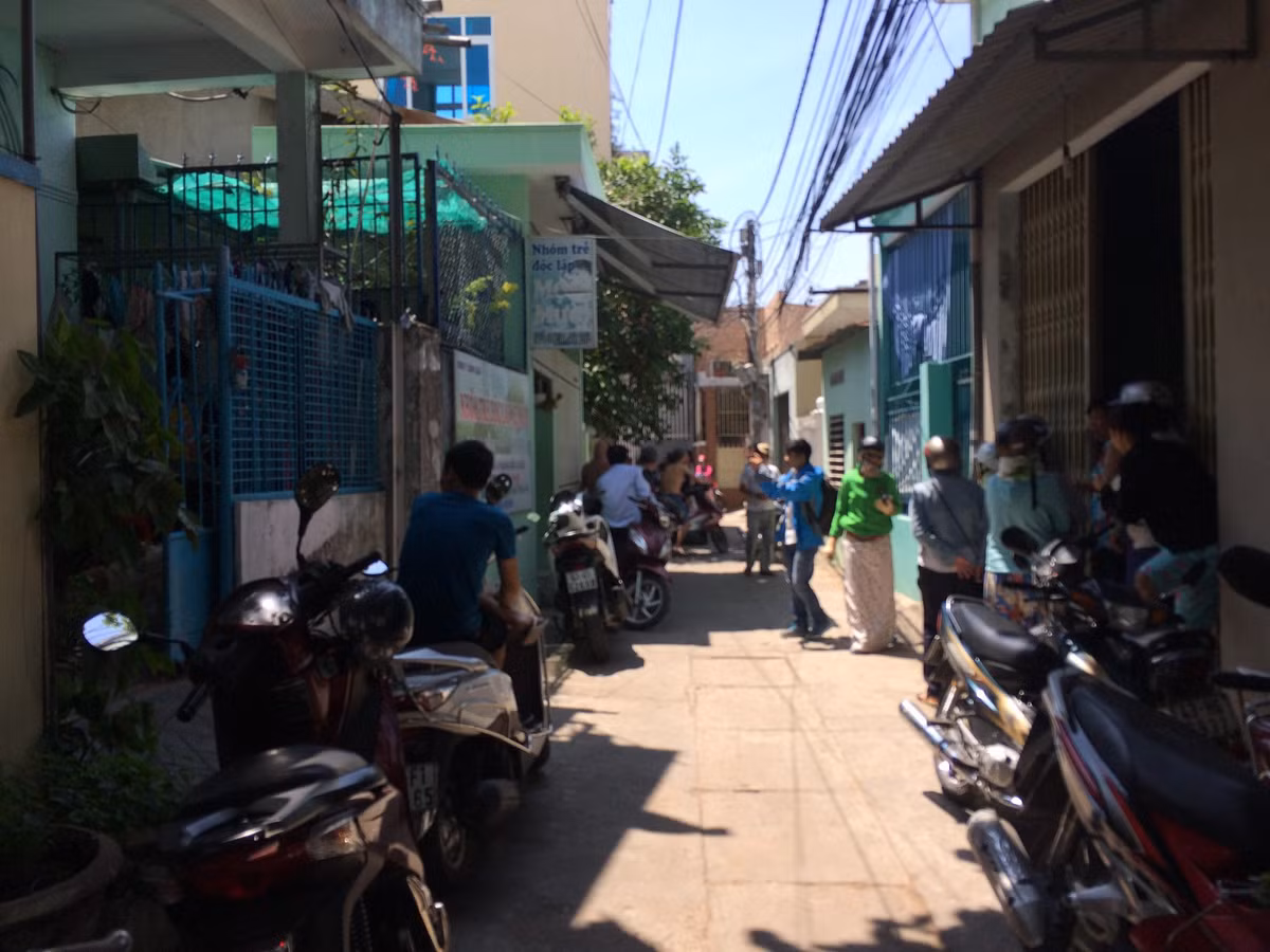 Bà mẹ bỉm sữa có nickname Tiên Tiên chia sẻ: "Nói thật nhìn cái cơ sở vật chất tối tăm bừa bộn là đã đáng để cho "out" ngay từ ngoài cửa rồi, các bố mẹ mang con đi gửi cũng nên chọn trung tâm có sở sở vật chất không đến mức khang trang thì cũng sáng sủa một tí. Con gửi ở đây không bị bạo hành thì cũng mụ mị đầu óc đi mất, trông cái con bé bảo mẫu đã thấy không có tí phúc đức nào rồi, sôi máu".