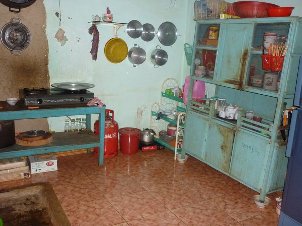 Thậm chí, nhiều nhà để tránh lũ kiến leo lên, người ta còn kê 4 cái chân chạn lên cái bát mẻ, đổ ngập dầu luyn tránh côn trùng.