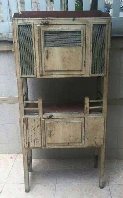 Ngày ấy nghèo khó nên cũng chả có thức ăn gì lưu cữu quá 2 ngày, chủ yếu là để tránh gián, chuột chui vào và con Mèo không ăn vụng được.