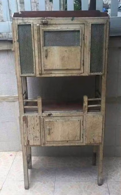 Ngày ấy nghèo khó nên cũng chả có thức ăn gì lưu cữu quá 2 ngày, chủ yếu là để tránh gián, chuột chui vào và con Mèo không ăn vụng được.