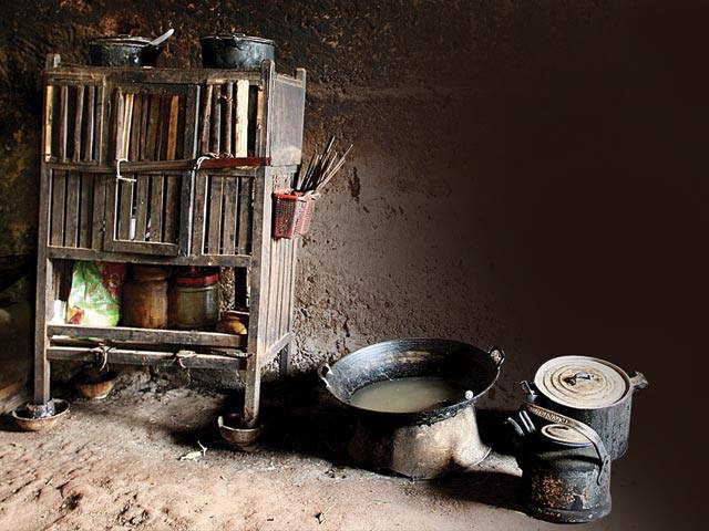 Tầng trên cùng thoáng mát bởi 3 phía được gắn lưới sắt mắt nhỏ, có cánh cửa với cái khóa gỗ xoay ngang đóng bằng đinh guốc hoặc cái khuy móc cửa được dùng để cất đồ ăn, liễn mỡ, hũ đường… tầng giữa úp bát đũa và có thể là những cái nồi nhỏ.