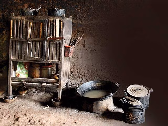 Tầng trên cùng thoáng mát bởi 3 phía được gắn lưới sắt mắt nhỏ, có cánh cửa với cái khóa gỗ xoay ngang đóng bằng đinh guốc hoặc cái khuy móc cửa được dùng để cất đồ ăn, liễn mỡ, hũ đường… tầng giữa úp bát đũa và có thể là những cái nồi nhỏ.