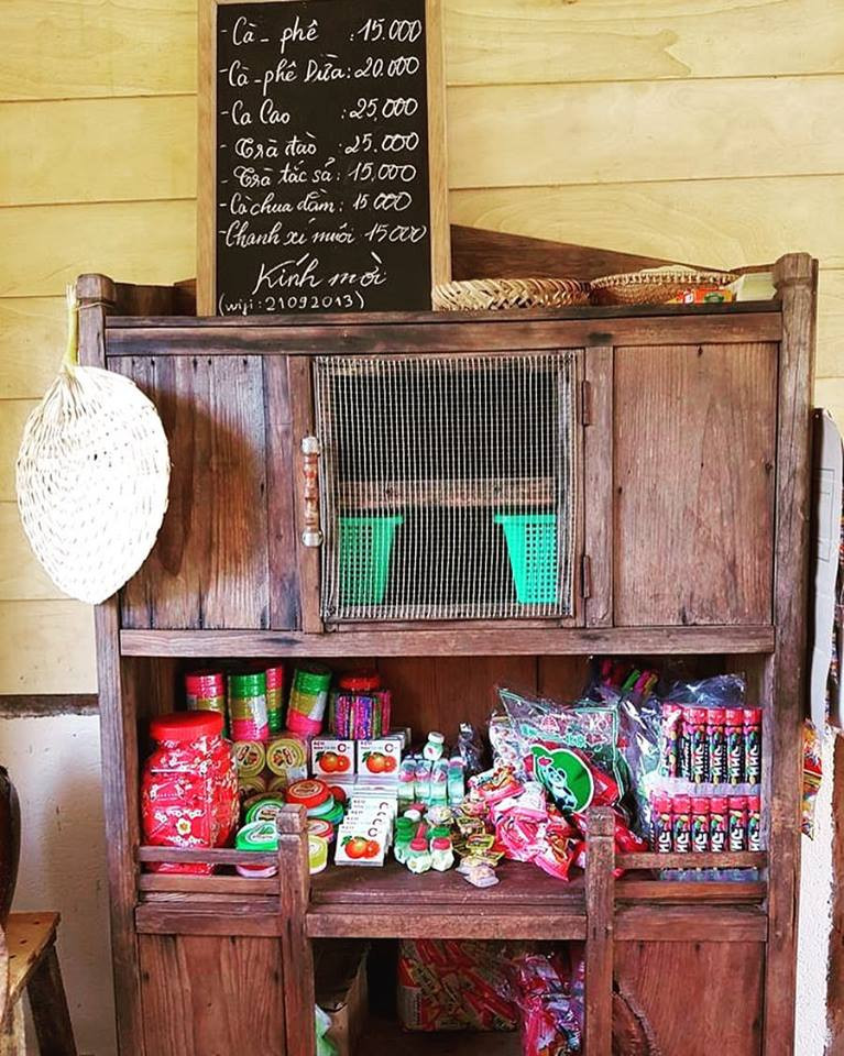 Cái chạn bình dị nhưng là vật không thể thiếu trong nhà cùng bếp kiềng đun rơm củi, xoong nồi đen nhẻm, nấu cơm khói bay mù mịt thơm mùi rơm mới. Cái chạn đi vào tiềm thức tuổi thơ, thân thuộc của mỗi người dân Việt