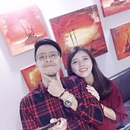 Phạm Hồng Hải gửi tới Lâm Á Hân dòng tin nhắn: "Giữa vùng biển toàn là cá mập giả dạng cá vàng. Anh cảm thấy may mắn vì vớt được em, con cá lòng tong hay khóc nhè của anh. Mừng ngày phụ nữ nhé Lâm Á Hân".