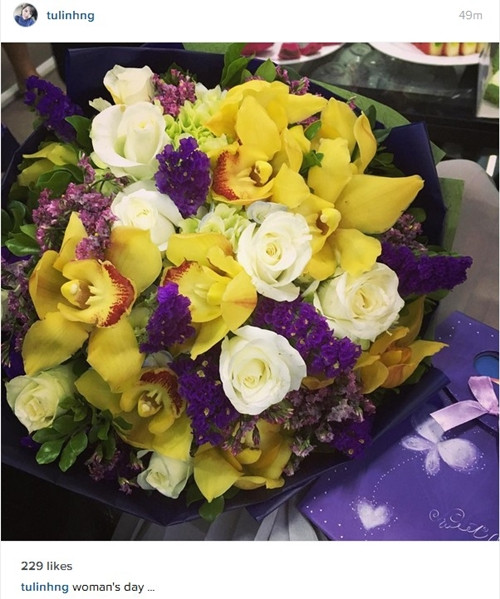 Tú Linh khoe hoa vàng rực rỡ được tặng trong ngày đặc biệt.
