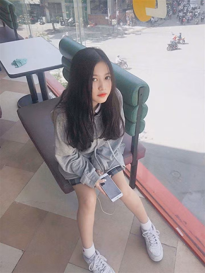 Xinh đẹp trong mọi góc độ, cô gái 2001 Sài thành khiến bất cứ ai cũng không thể bàng quang trước mình.