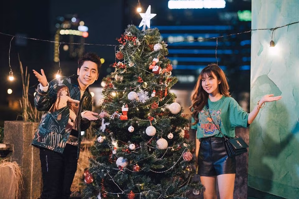 Thời gian gần đây, CĐM đang rần rần truy lùng cô gái đáng yêu xuất hiện trong MV mới "thánh thả thính" OSAD mới mang tên "Em không thể". Cô nàng này gây ấn tượng ban đầu bằng vẻ trong sáng, hồn nhiên và khá thánh thiện.