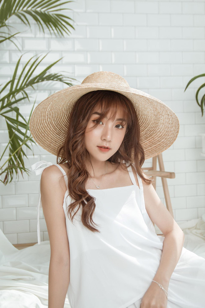 Cô sở hữu vẻ ngoài xinh xắn, gương mặt có phần bầu bĩnh cùng đôi mắt to tròn. 9X cho biết cô thường bị người khác nhầm là con gái Hàn Quốc.