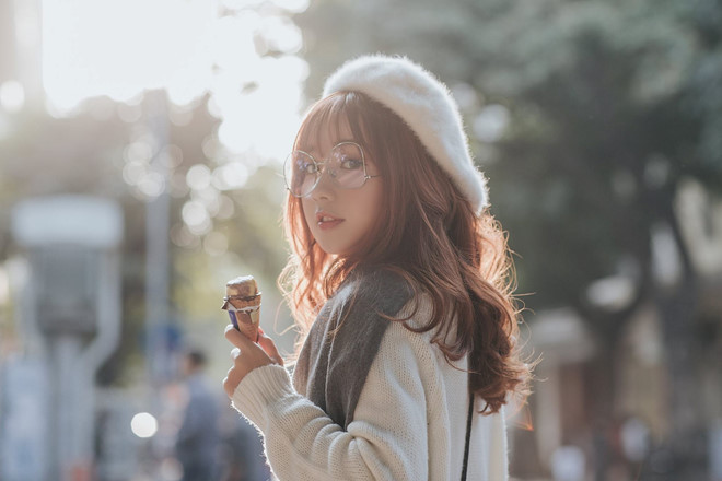 Khánh Hà sở hữu gương mặt rất hài hòa với đôi mắt to tròn, sống mũi cao, đặc biệt là khuôn miệng trái tim xinh xắn cùng làn da trắng nên trông cực dễ thương.