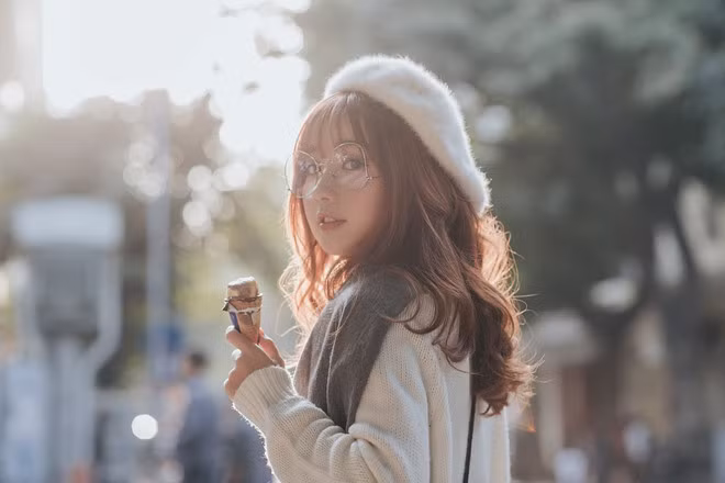 Khánh Hà sở hữu gương mặt rất hài hòa với đôi mắt to tròn, sống mũi cao, đặc biệt là khuôn miệng trái tim xinh xắn cùng làn da trắng nên trông cực dễ thương.