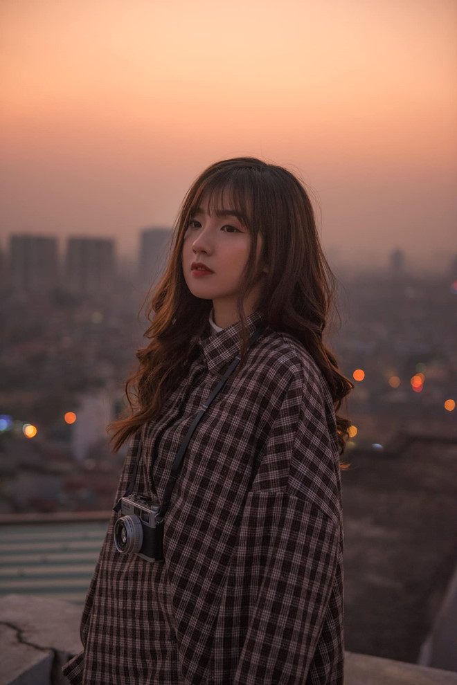 Đây không phải lần đầu tiên Khánh Hà được "lên sóng" bởi cô hot girl dân tộc Mường này là một trong những cô gái nổi bật nhất trường Đại học Ngoại thương, chỉ cần nhắc đến tên thì cả trường đều biết.