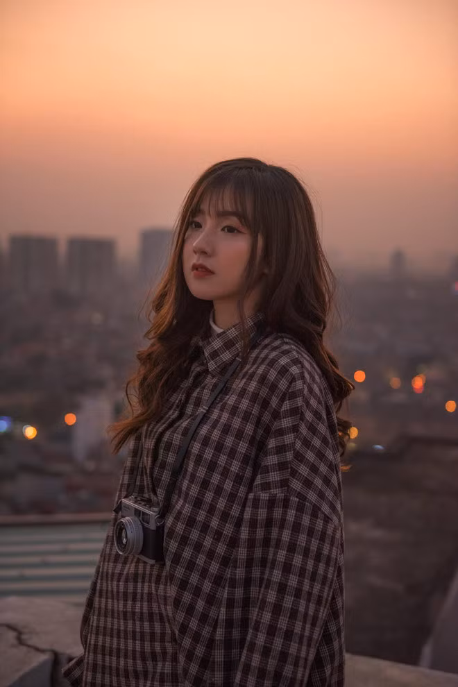 Đây không phải lần đầu tiên Khánh Hà được "lên sóng" bởi cô hot girl dân tộc Mường này là một trong những cô gái nổi bật nhất trường Đại học Ngoại thương, chỉ cần nhắc đến tên thì cả trường đều biết.