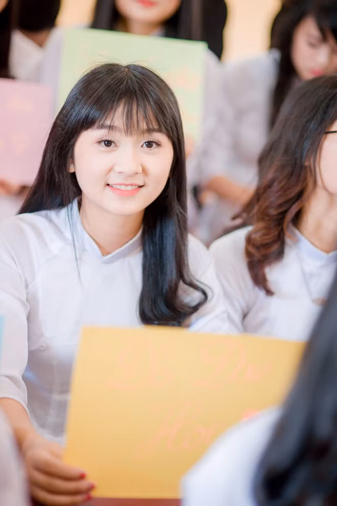 Theo tìm hiểu, hai đoạn clip ghi lại khoảnh khắc nữ sinh 9X Bắc Ninh thể hiện ca khúc là "Về Kinh Bắc và Gửi về Quan họ", chứng kiến phần trình diễn quá ấn tượng của Hoàng Thị Minh, một cô bạn cùng lớp đã quay lại và cho đăng tải trên trang cá nhân.