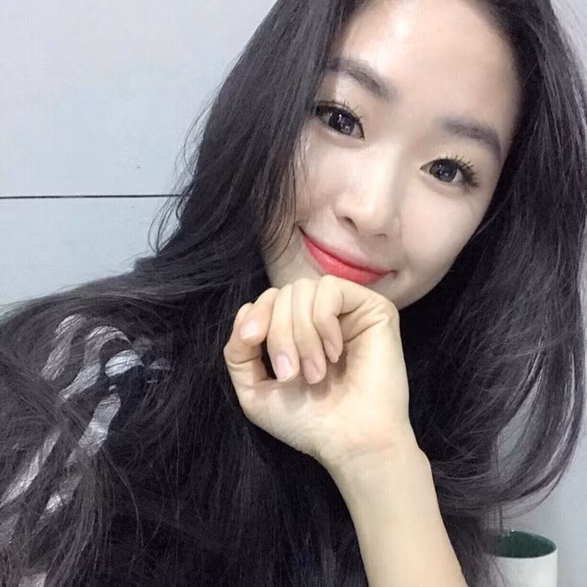 Quá trình "lột xác" của thiếu nữ Hàn Quốc có nickname @gooniini thực sự khiến người khác phải khâm phục khi từ một cô gái béo ú với những ngấn mỡ thừa từng tảng để rồi bằng lòng quyết tâm và ý chí phấn đấu vì cái đẹp đã giúp cô trở lại với thân hình vạn người mê.