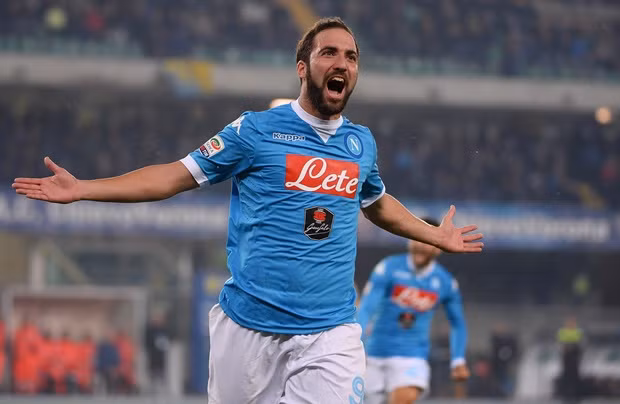 Tại Italia, Higuain liên tục ghi bàn và giúp Napoli bay cao trên BXH Serie A.